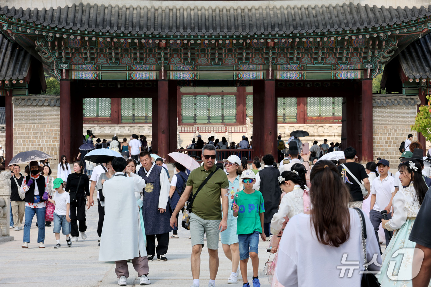 (서울=뉴스1) 이광호 기자 = 추석연휴 마지막날인 27일 오후 서울 종로구 경복궁이 나들이 나온 시민들과 관광객들로 북적이고 있다. 2026.9.27/뉴스1