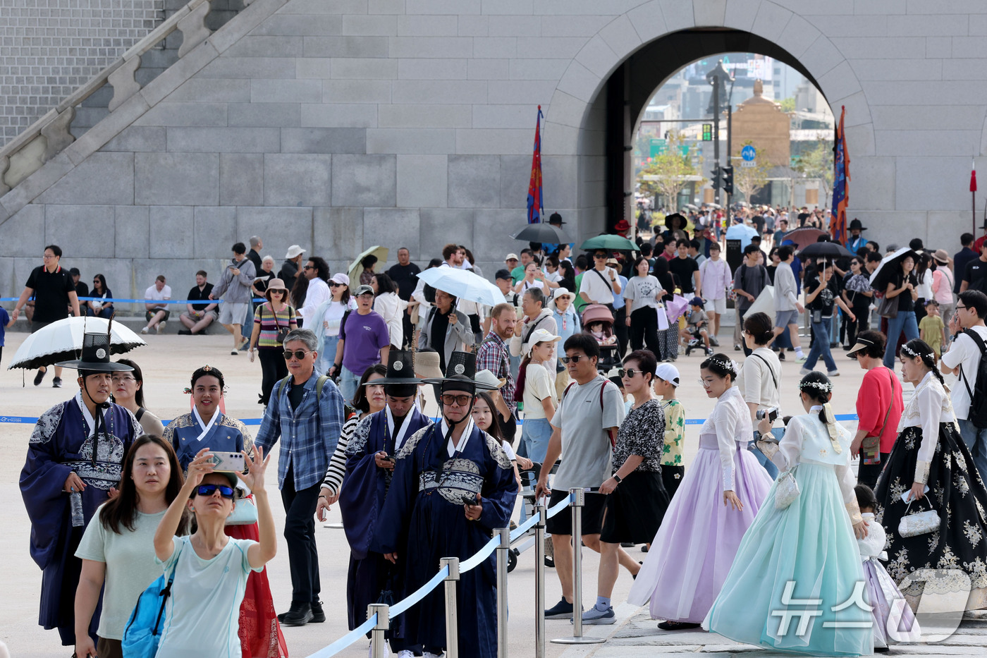 (서울=뉴스1) 이광호 기자 = 추석연휴 마지막날인 27일 오후 서울 종로구 경복궁이 나들이 나온 시민들과 관광객들로 북적이고 있다. 2026.9.27/뉴스1