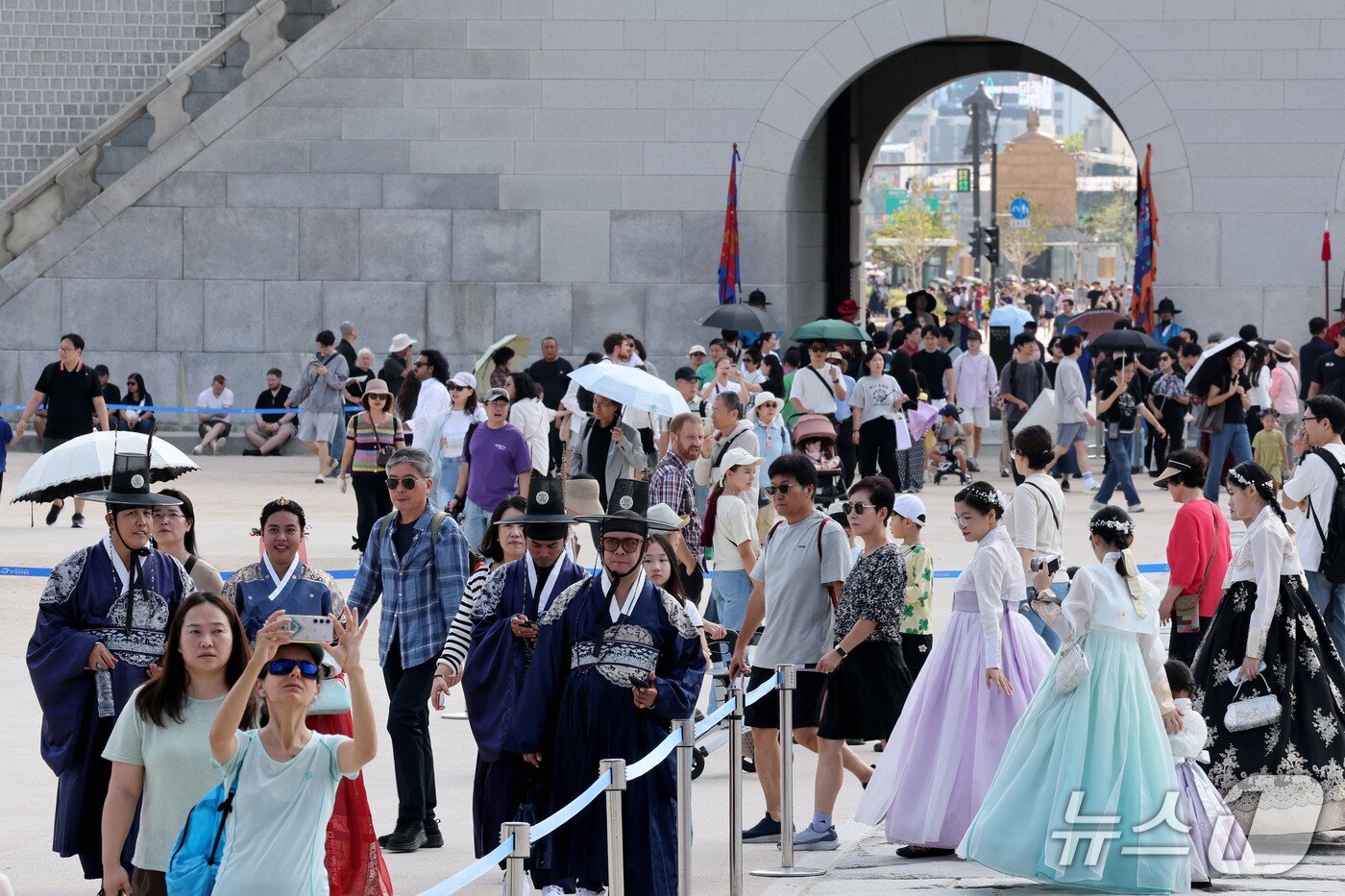 본문 이미지 - 추석연휴 마지막날인 27일 오후 서울 종로구 경복궁이 나들이 나온 시민들과 관광객들로 북적이고 있다. 2026.9.27 ⓒ 뉴스1 이광호 기자