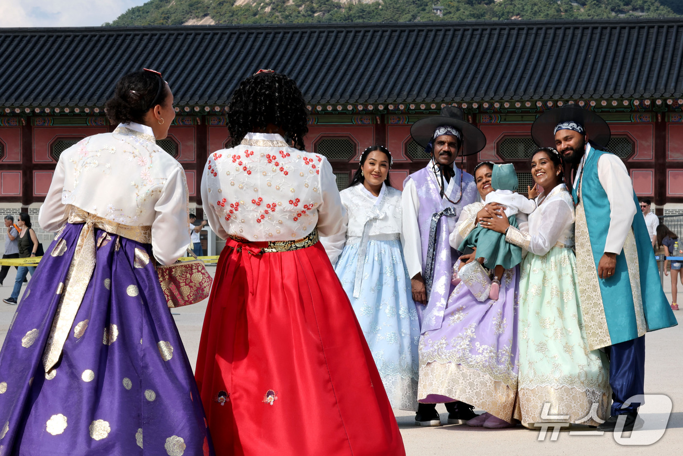 (서울=뉴스1) 이광호 기자 = 추석연휴 마지막날인 27일 오후 서울 종로구 경복궁을 찾은 외국인 관광객들이 한복을 입고 기념촬영을 하고 있다. 2026.9.27/뉴스1