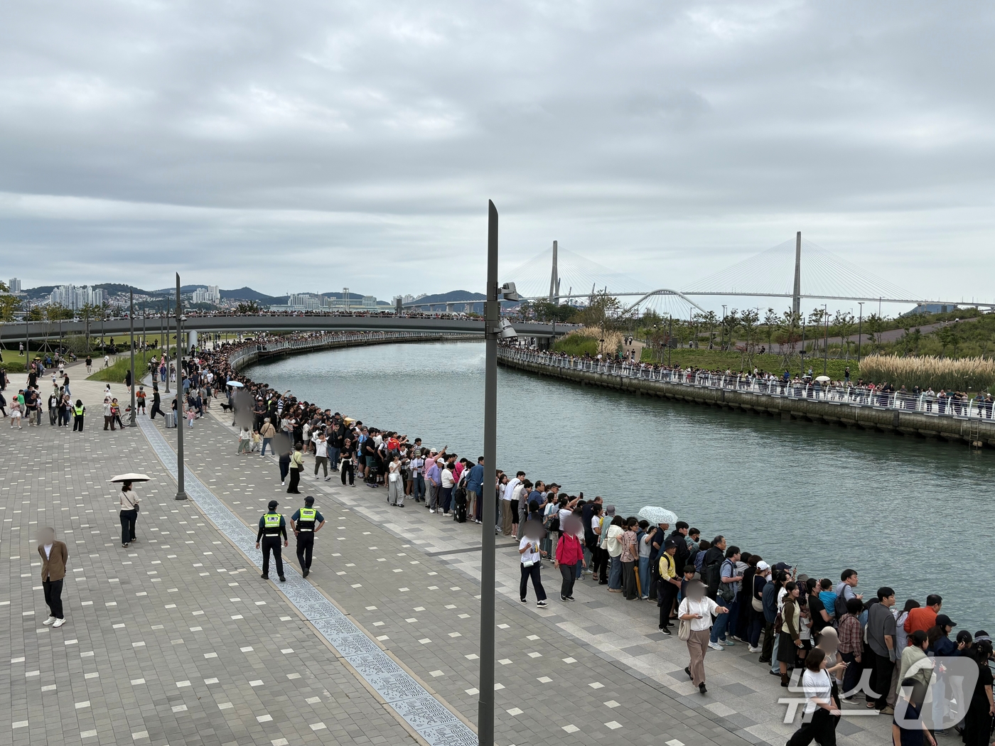 (부산=뉴스1) 박서현 기자 = 27일 부산 동구 북항친수공원에서 방문객들이 수로에 머물고 있는 무태상어 '부캉이'를 보기 위해 난간 주변에 모여 있다. 이 무태상어는 지난 18일 …