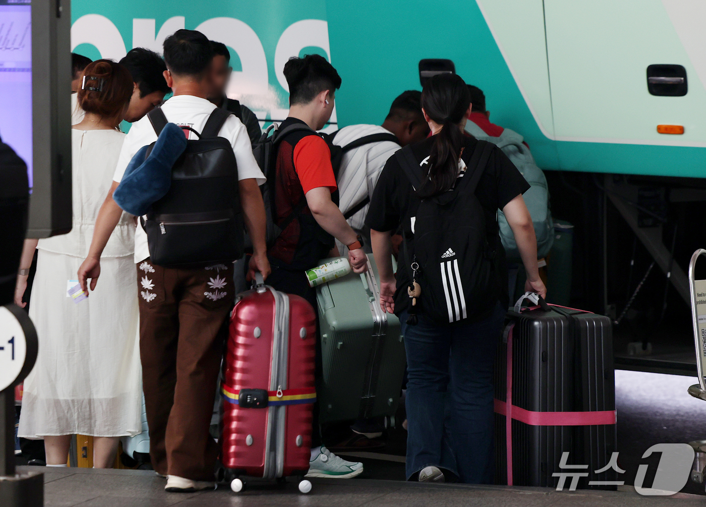 (인천공항=뉴스1) 김진환 기자 = 추석 연휴 마지막 날인 27일 인천국제공항 제1터미널 입국장 밖 버스정류장에서 해외 여행에서 돌아온 여행객들이 버스에 짐을 싣고 있다. 2026 …