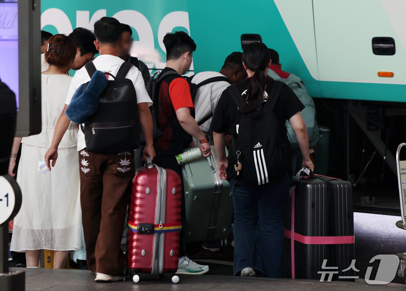 본문 이미지 - 추석 연휴 마지막 날인 27일 인천국제공항 제1터미널 입국장 밖 버스정류장에서 해외 여행에서 돌아온 여행객들이 버스에 짐을 싣고 있다. 2026.9.27 ⓒ 뉴스1 김진환 기자