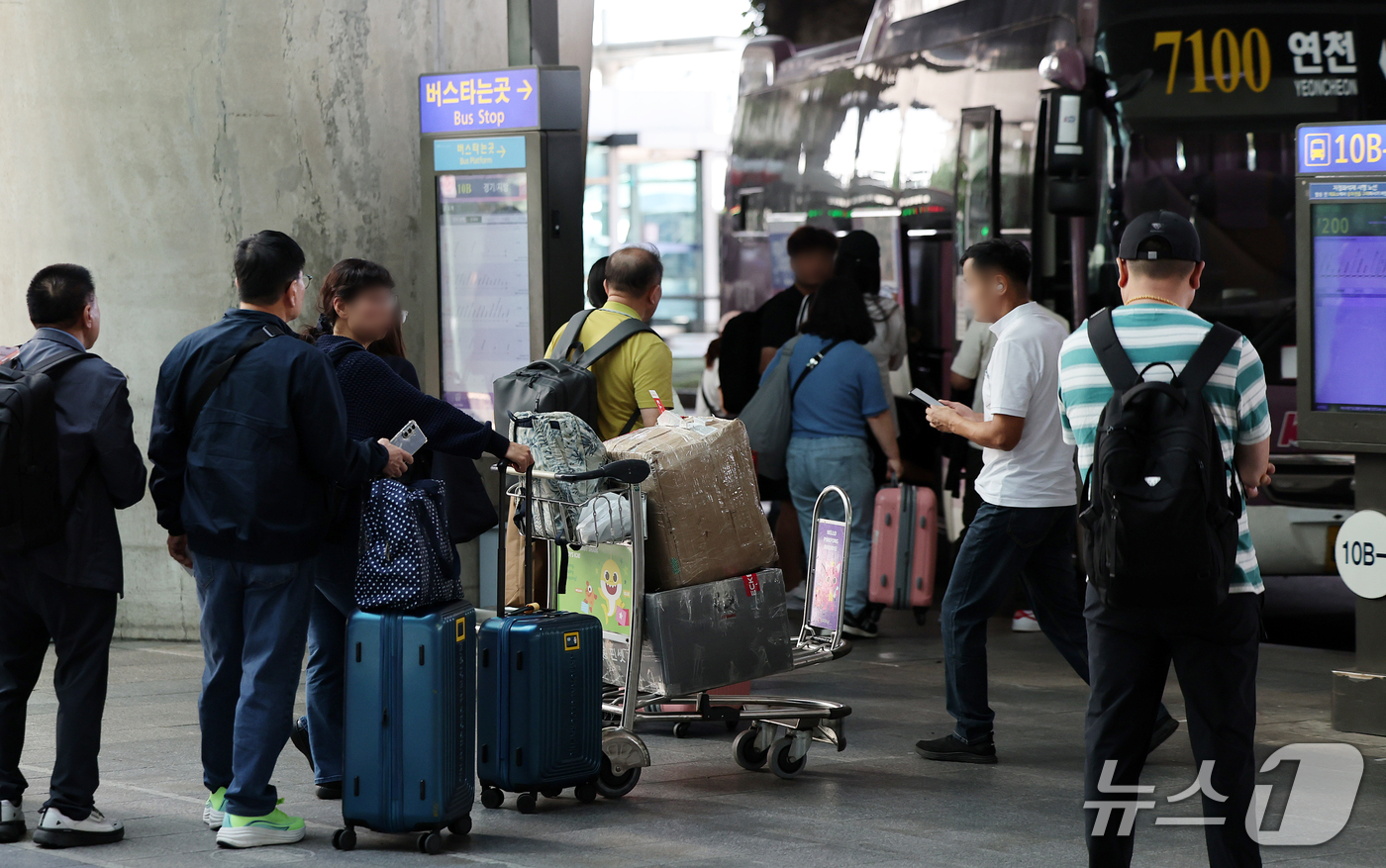 (인천공항=뉴스1) 김진환 기자 = 추석 연휴 마지막 날인 27일 인천국제공항 제1터미널 입국장 밖 버스정류장에서 해외 여행에서 돌아온 여행객들이 버스를 기다리고 있다. 2026. …