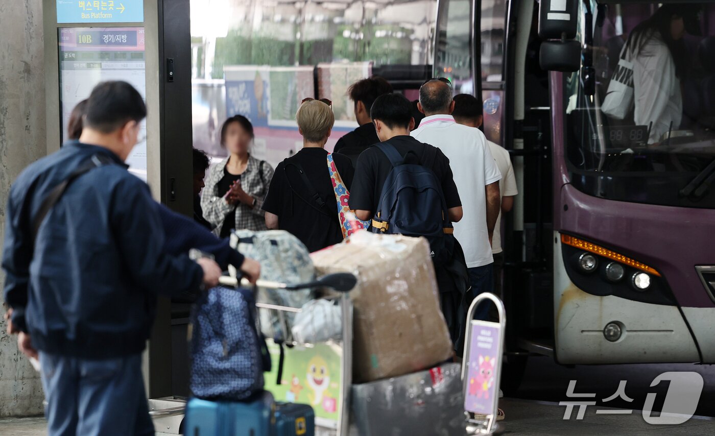 본문 이미지 - 추석 연휴 마지막 날인 27일 인천국제공항 제1터미널 입국장 밖 버스정류장에서 해외 여행에서 돌아온 여행객들이 버스를 기다리고 있다. 2026.9.27 ⓒ 뉴스1 김진환 기자