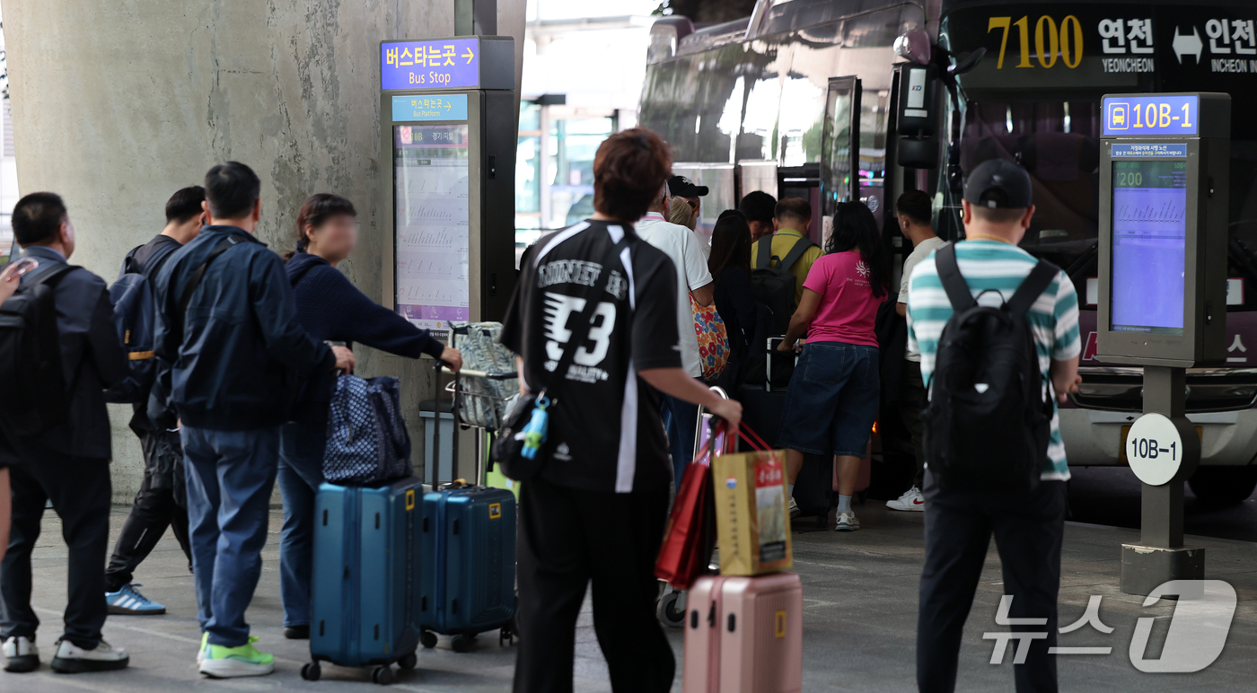 (인천공항=뉴스1) 김진환 기자 = 추석 연휴 마지막 날인 27일 인천국제공항 제1터미널 입국장 밖 버스정류장에서 해외 여행에서 돌아온 여행객들이 버스를 기다리고 있다. 2026. …