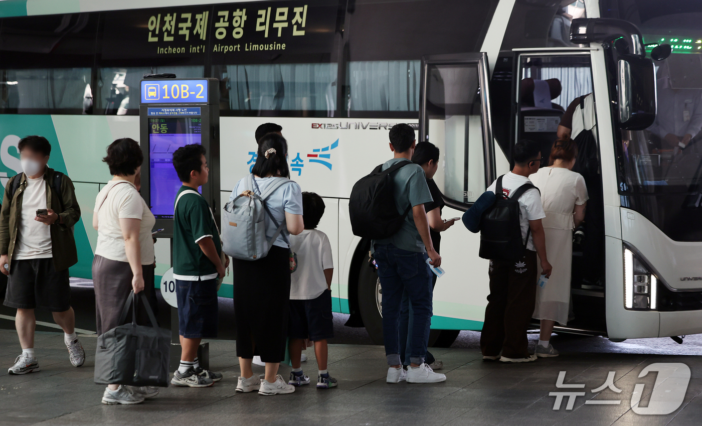 (인천공항=뉴스1) 김진환 기자 = 추석 연휴 마지막 날인 27일 인천국제공항 제1터미널 입국장 밖 버스정류장에서 해외 여행에서 돌아온 여행객들이 버스를 기다리고 있다. 2026. …