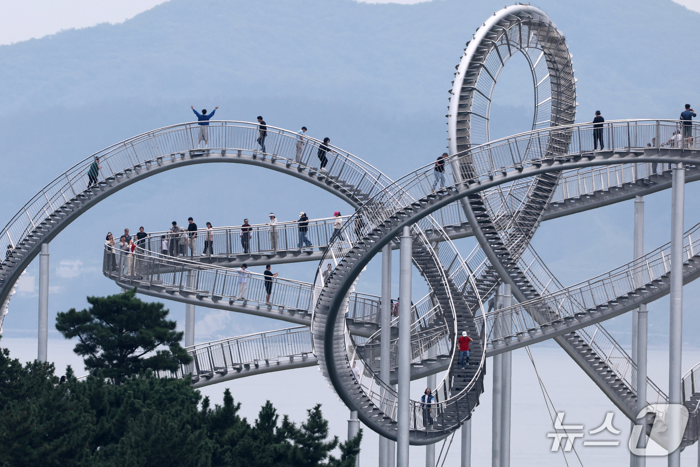 (포항=뉴스1) 최창호 기자 = 추석 연휴 마지막 날인 27일 경북 포항시 북구 환호공원 스페이스 워크에서 관광객들이 즐거운 시간을 보내고 있다. 2026.9.27/뉴스1
