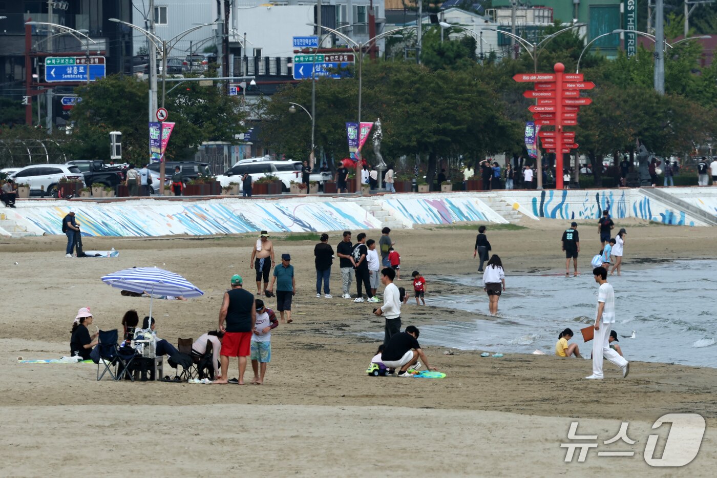 본문 이미지 - 추석 연휴 마지막 날인 27일 경북 포항시 북구 영일대해수욕장 백사장에서 시민과 관광객들이 휴일을 즐기고 있다. 2026.9.27 ⓒ 뉴스1 최창호 기자