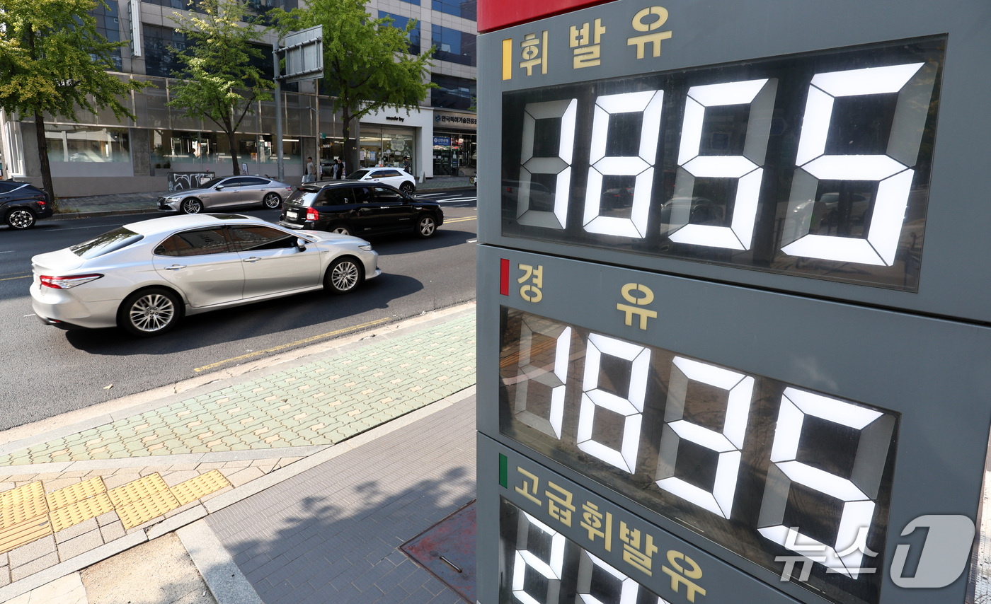 (서울=뉴스1) 최지환 기자 = 국내 주유소 기름값이 19주 연속으로 하락세를 이어가는 27일 서울의 한 주유소에 유가 정보가 표시되어 있다.한국석유공사 유가정보시스템 오피넷에 따 …