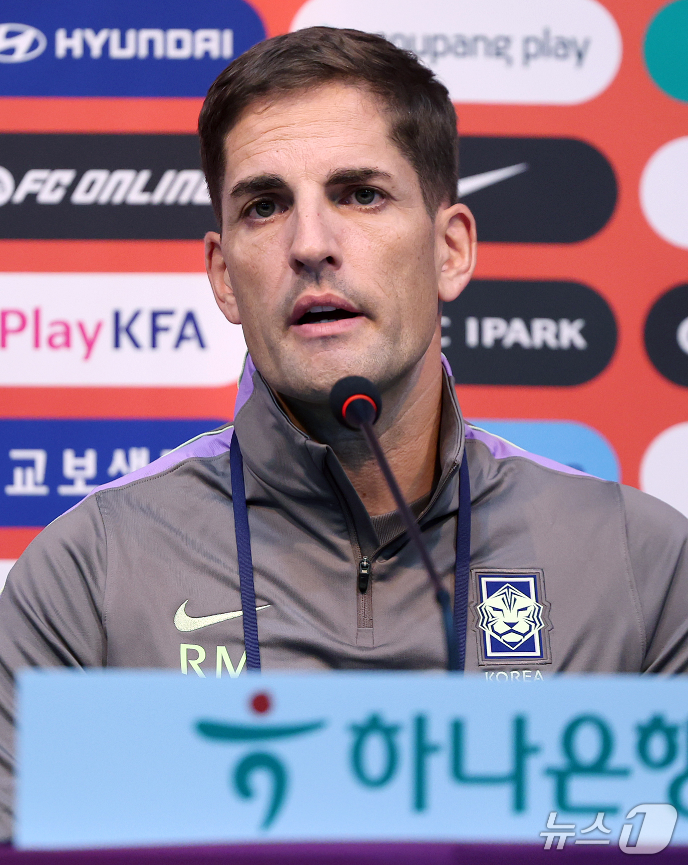(서울=뉴스1) 김진환 기자 = 로베르토 모레노 대한민국 축구대표팀 감독이 우루과이와의 평가전을 하루 앞둔 27일 서울 마포구 서울월드컵경기장에서 훈련 전 공식 기자회견을 하고 있 …