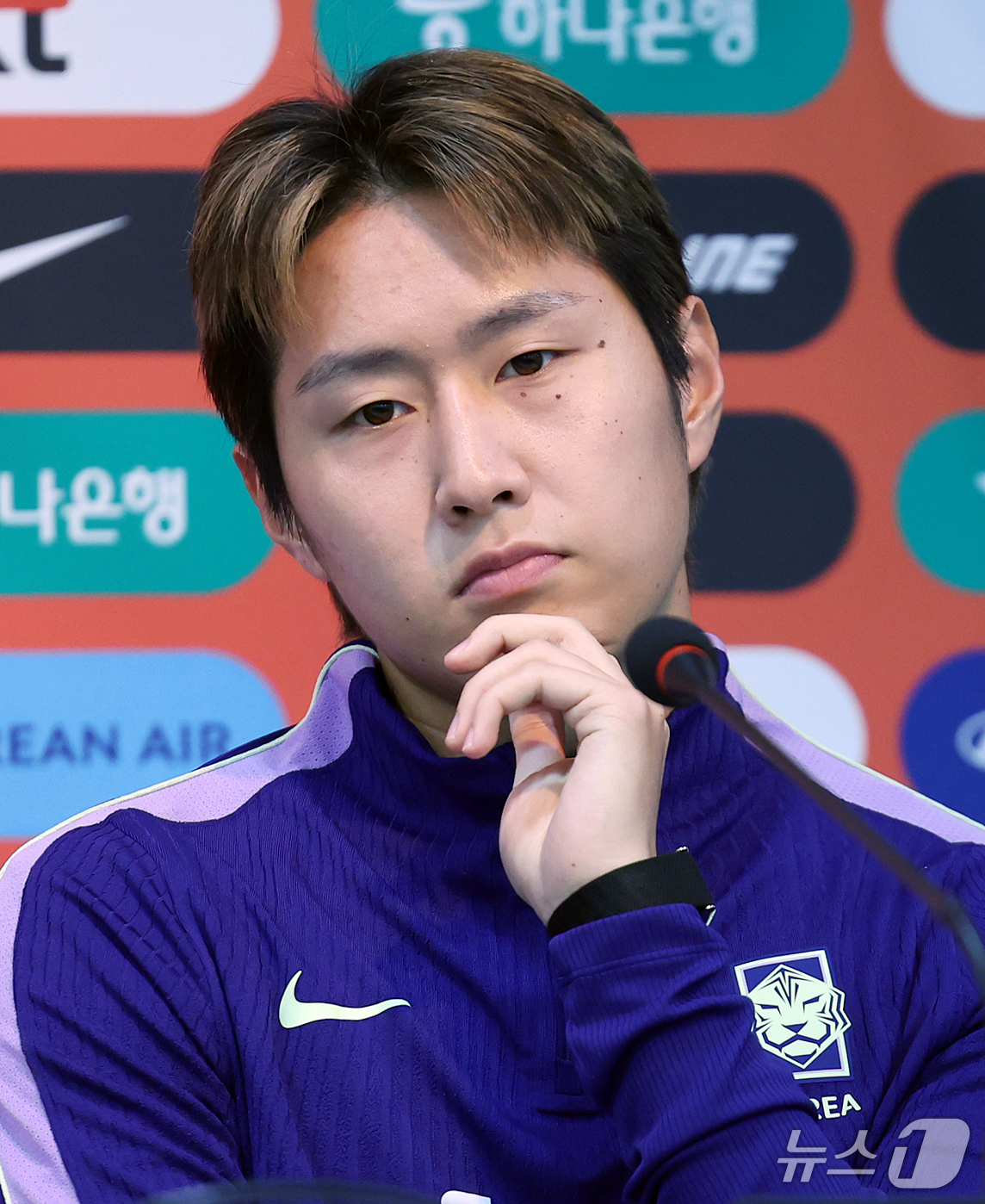 (서울=뉴스1) 김진환 기자 = 대한민국 축구대표팀 이강인이 우루과이와의 평가전을 하루 앞둔 27일 서울 마포구 서울월드컵경기장에서 훈련 전 공식 기자회견에 참석해 생각에 잠겨 있 …
