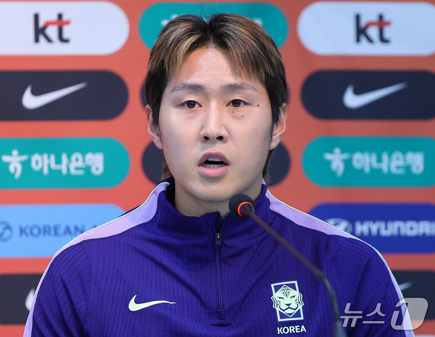 (서울=뉴스1) 김진환 기자 = 대한민국 축구대표팀 이강인이 우루과이와의 평가전을 하루 앞둔 27일 서울 마포구 서울월드컵경기장에서 훈련 전 공식 기자회견을 하고 있다. 2026. …