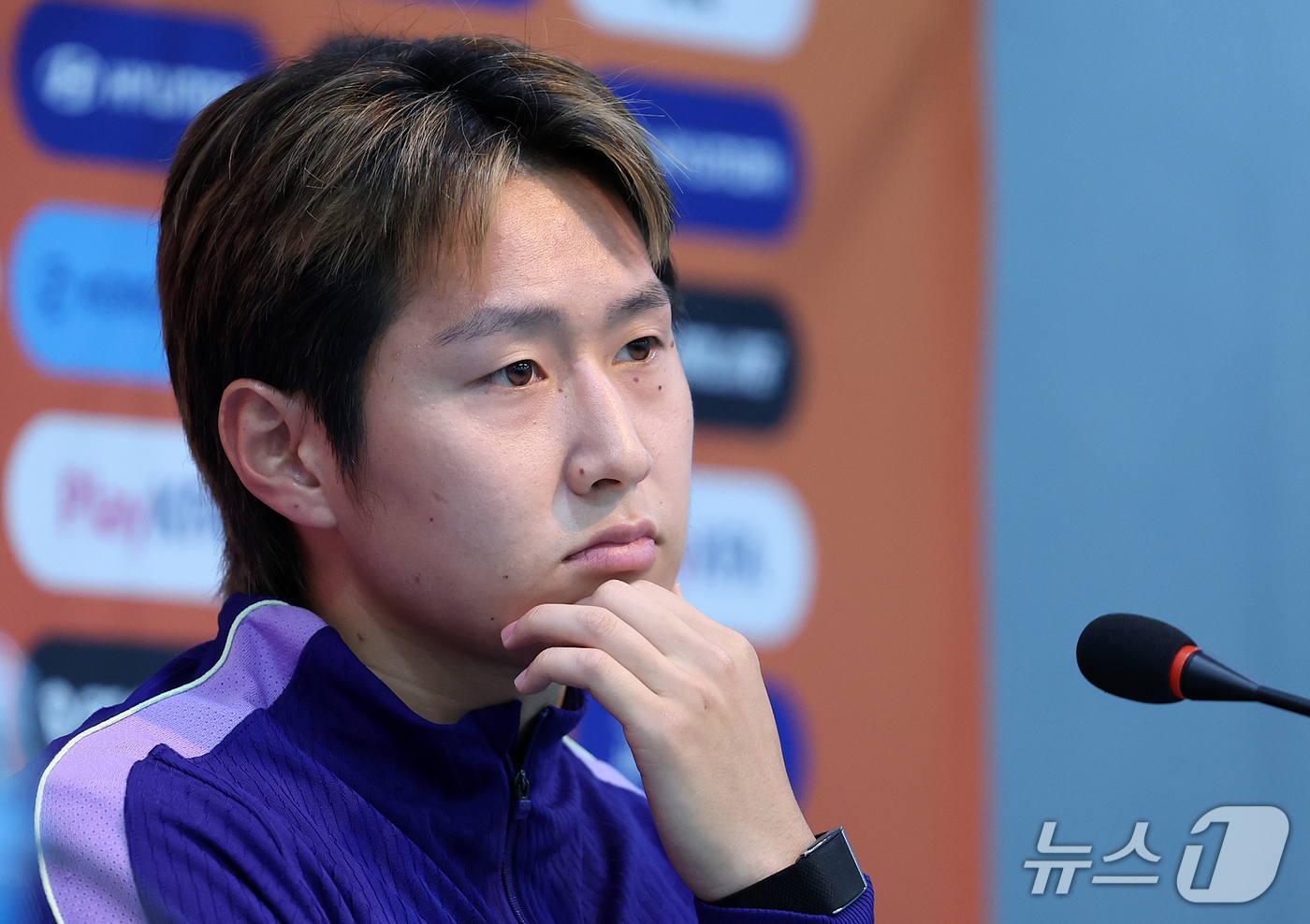 (서울=뉴스1) 김진환 기자 = 대한민국 축구대표팀 이강인이 우루과이와의 평가전을 하루 앞둔 27일 서울 마포구 서울월드컵경기장에서 훈련 전 공식 기자회견에 참석해 취재진 질문을 …