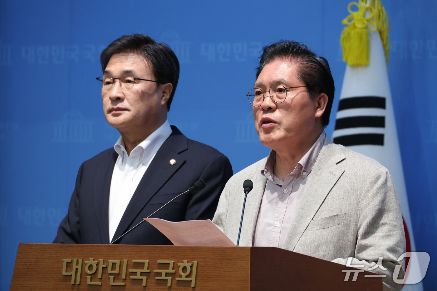 (서울=뉴스1) 신웅수 기자 = 국민의힘 소속 송석준 국회 외교통일위원장과 김대식 간사가 27일 서울 여의도 국회 소통관에서 DMZ 지뢰 사고 관련 정부 대응 규탄 성명서를 발표하 …
