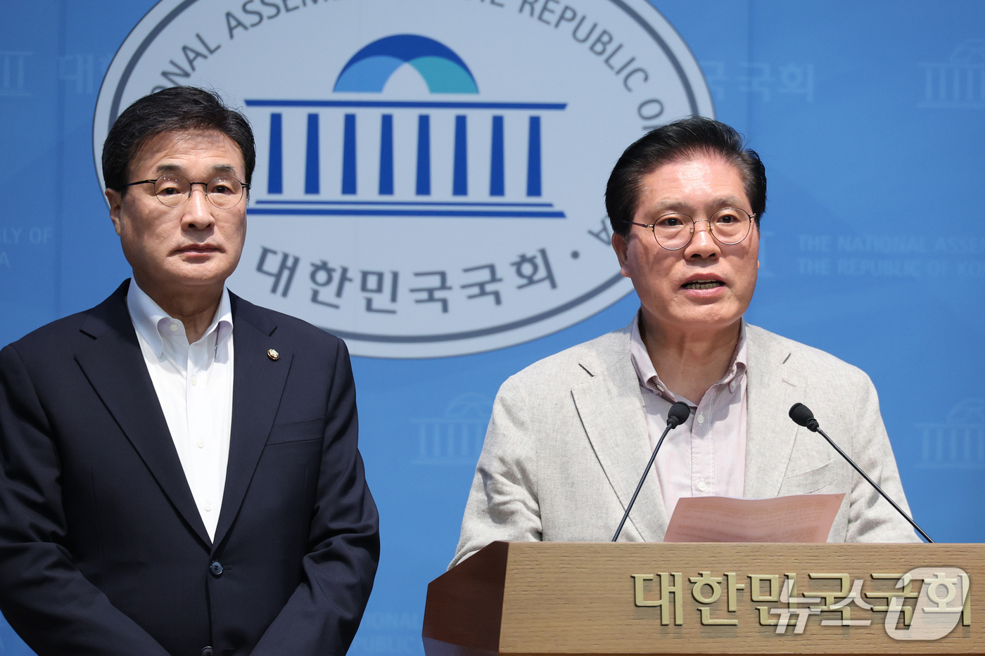(서울=뉴스1) 신웅수 기자 = 국민의힘 소속 송석준 국회 외교통일위원장과 김대식 간사가 27일 서울 여의도 국회 소통관에서 DMZ 지뢰 사고 관련 정부 대응 규탄 성명서를 발표하 …