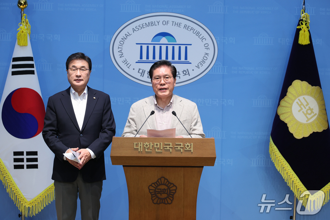 (서울=뉴스1) 신웅수 기자 = 국민의힘 소속 송석준 국회 외교통일위원장과 김대식 간사가 27일 서울 여의도 국회 소통관에서 DMZ 지뢰 사고 관련 정부 대응 규탄 성명서를 발표하 …