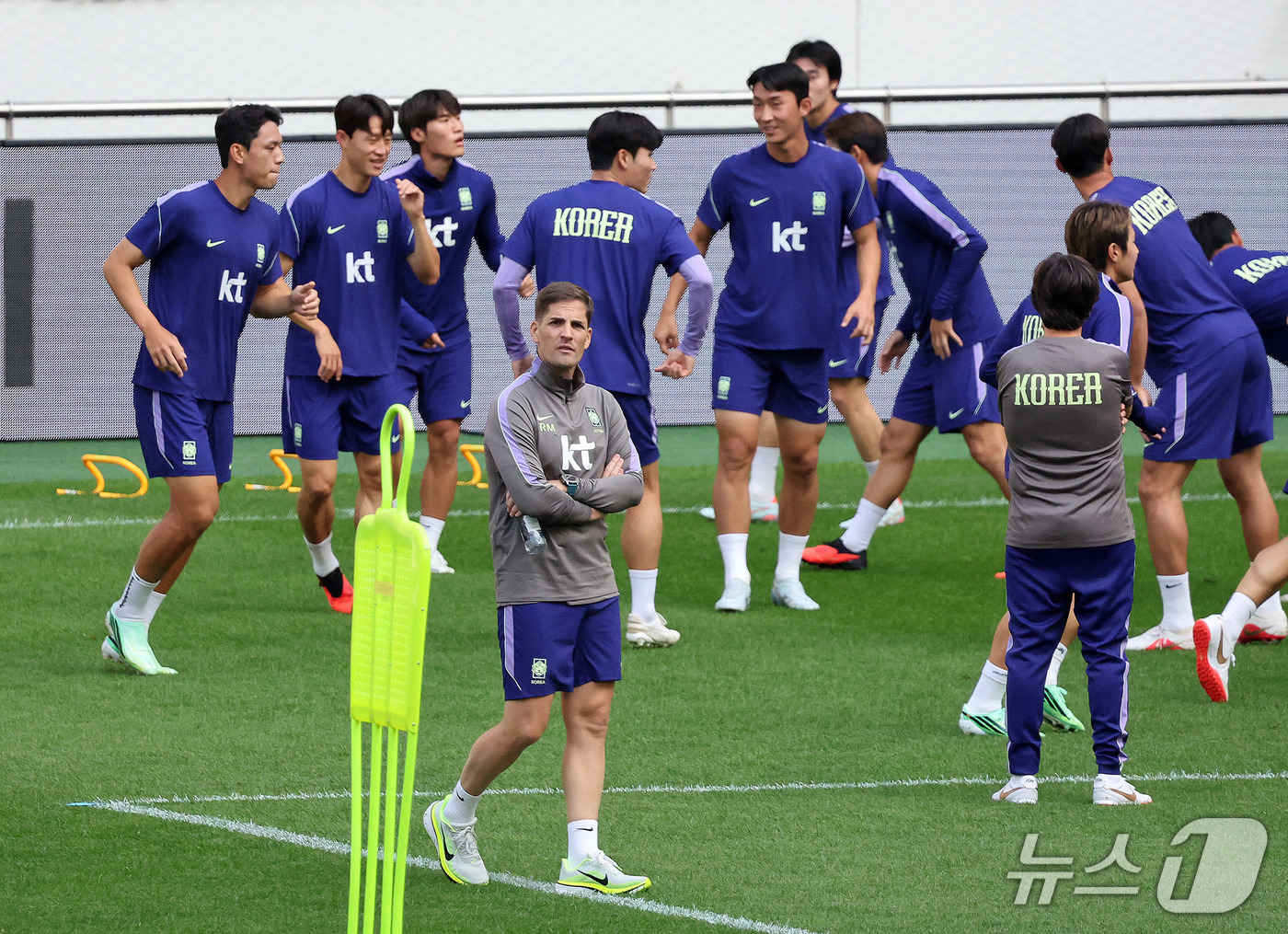 (서울=뉴스1) 김진환 기자 = 로베르트 모레노 대한민국 축구대표팀 감독이 27일 서울 마포구 서울월드컵경기장에서 우루과이와의 평가전을 하루 앞두고 선수들 훈련을 지도하고 있다. …