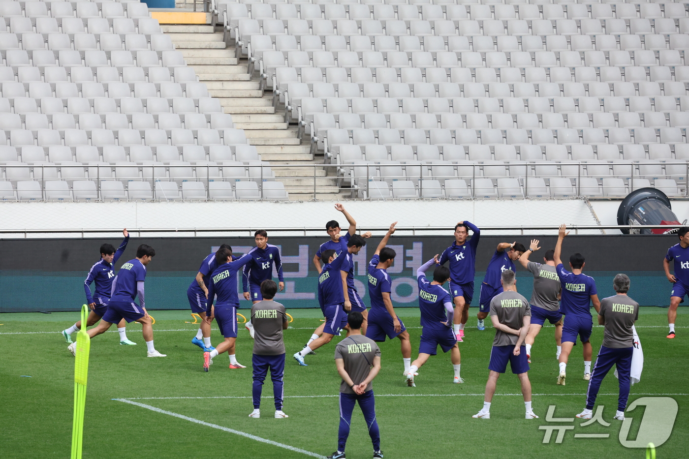 (서울=뉴스1) 김진환 기자 = 대한민국 축구대표팀 손흥민을 비롯한 선수들이 우루과이와의 평가전을 하루 앞둔 27일 서울 마포구 서울월드컵경기장에서 공식 훈련을 하고 있다. 202 …