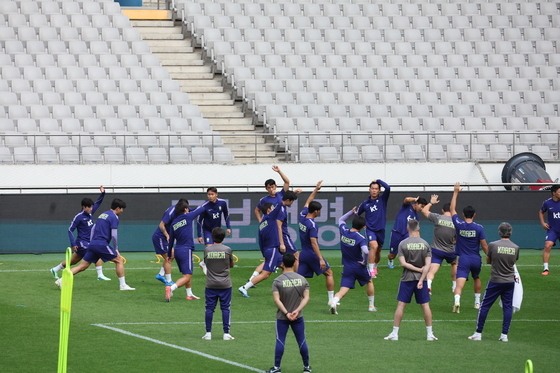 우루과이 전 앞두고 몸푸는 축구대표팀
