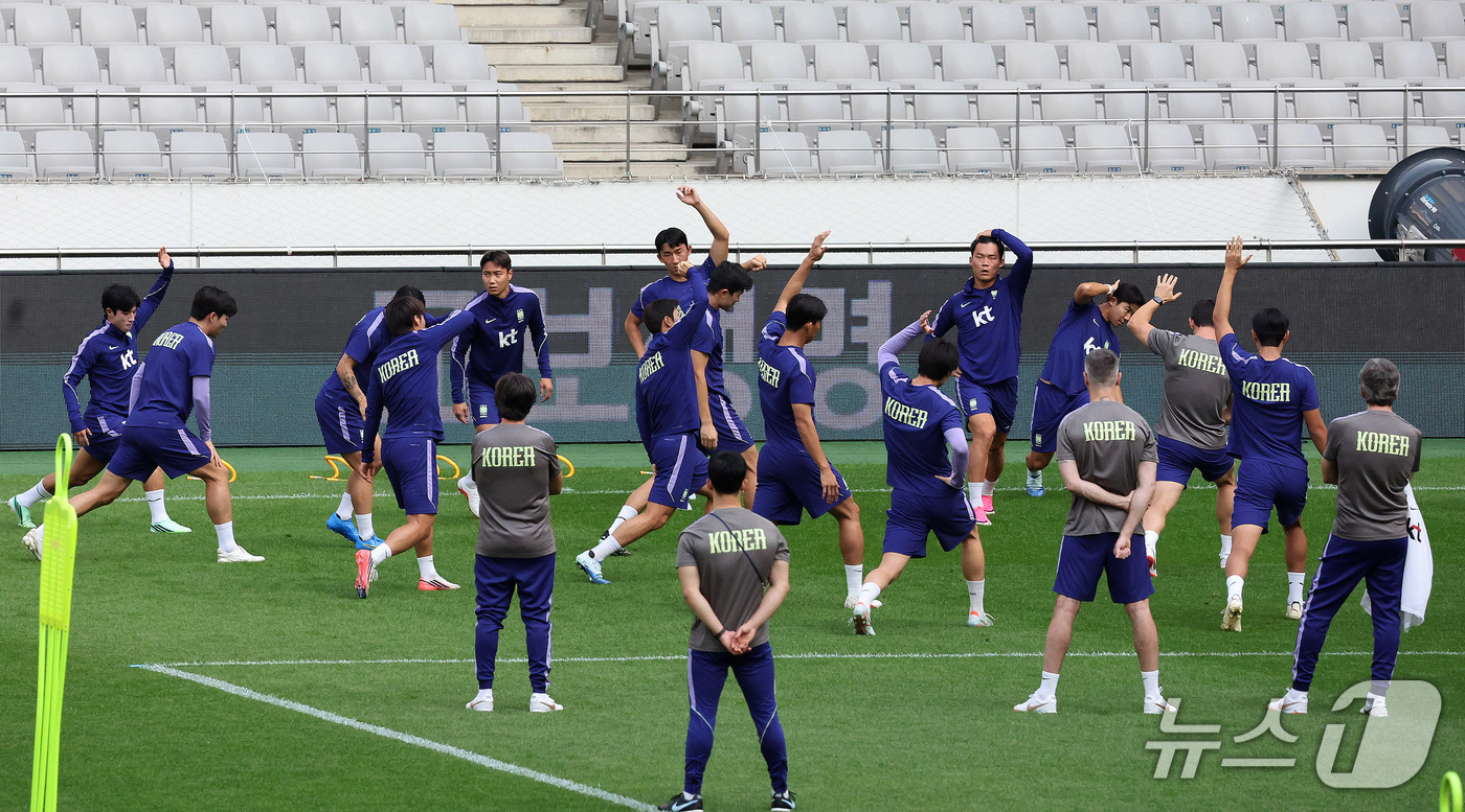 (서울=뉴스1) 김진환 기자 = 대한민국 축구대표팀 손흥민을 비롯한 선수들이 우루과이와의 평가전을 하루 앞둔 27일 서울 마포구 서울월드컵경기장에서 공식 훈련을 하고 있다. 202 …