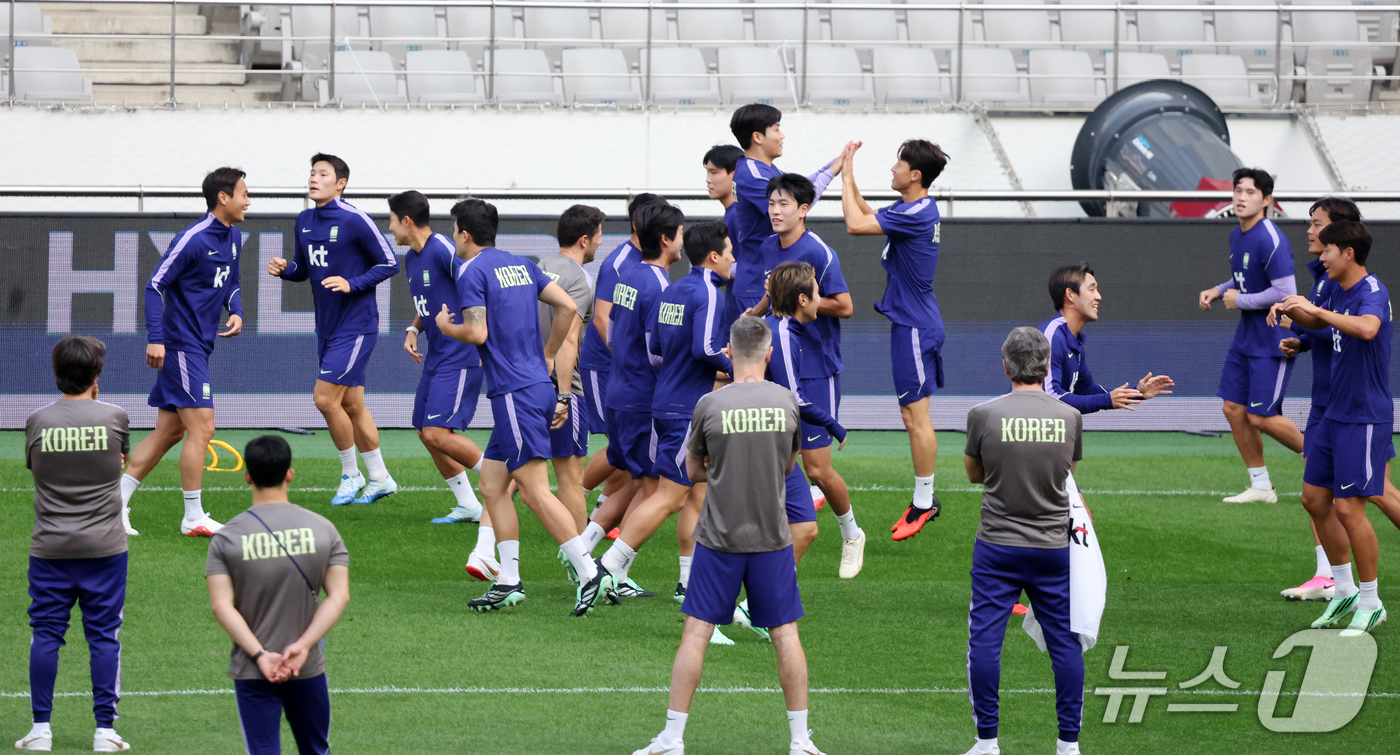 (서울=뉴스1) 김진환 기자 = 대한민국 축구대표팀 손흥민을 비롯한 선수들이 우루과이와의 평가전을 하루 앞둔 27일 서울 마포구 서울월드컵경기장에서 공식 훈련을 하고 있다. 202 …