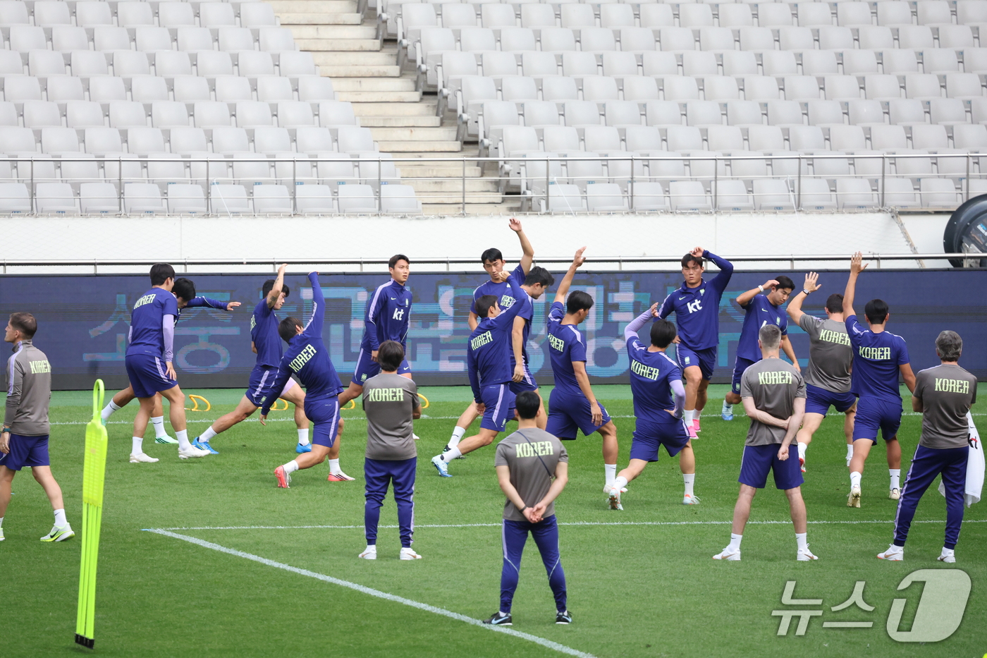 (서울=뉴스1) 김진환 기자 = 대한민국 축구대표팀 손흥민을 비롯한 선수들이 우루과이와의 평가전을 하루 앞둔 27일 서울 마포구 서울월드컵경기장에서 공식 훈련을 하고 있다. 202 …