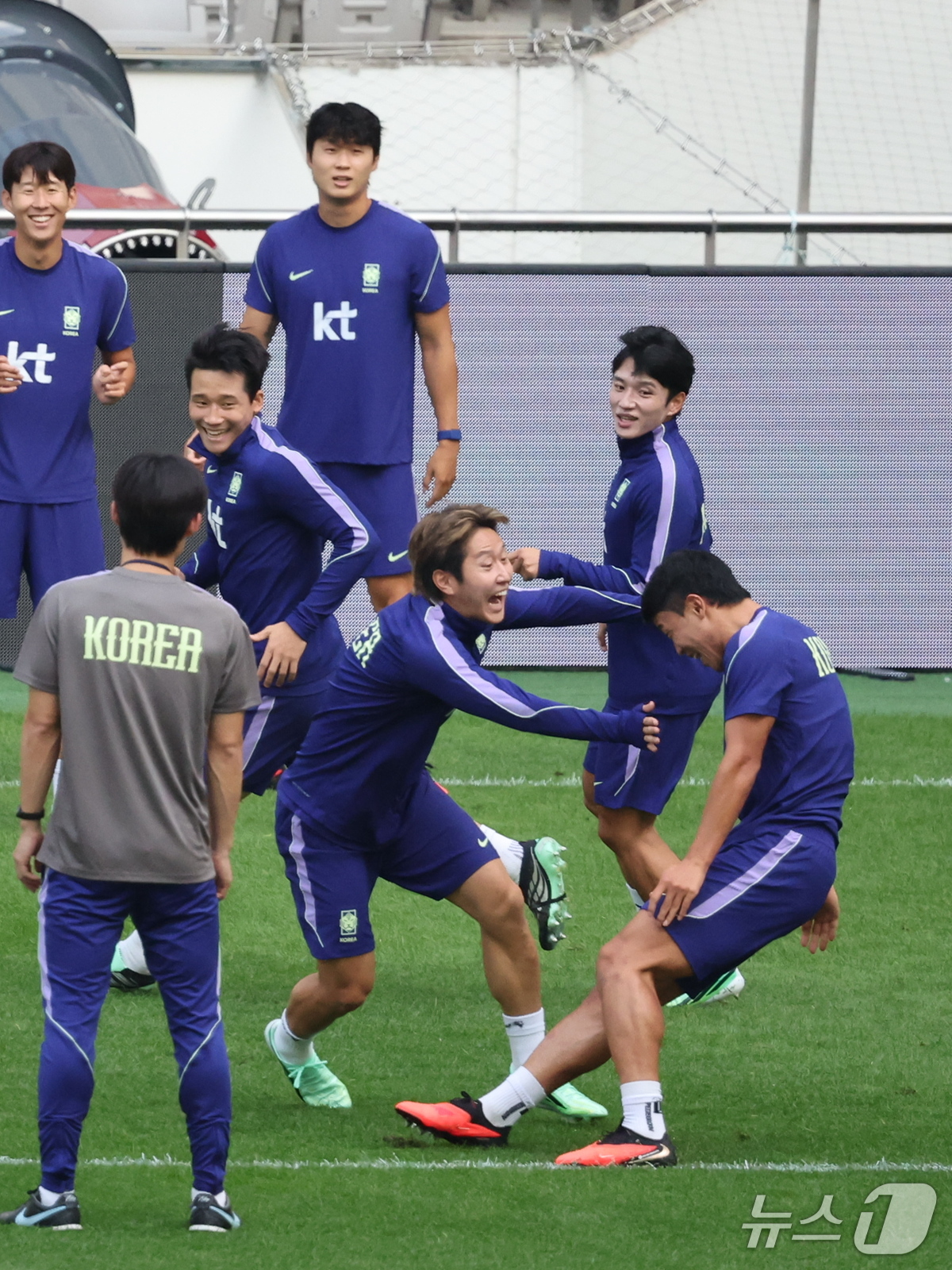 (서울=뉴스1) 김진환 기자 = 대한민국 축구대표팀 이강인을 비롯한 선수들이 우루과이와의 평가전을 하루 앞둔 27일 서울 마포구 서울월드컵경기장에서 공식 훈련을 하고 있다. 202 …