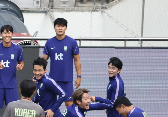밝은 표정으로 훈련하는 축구대표팀