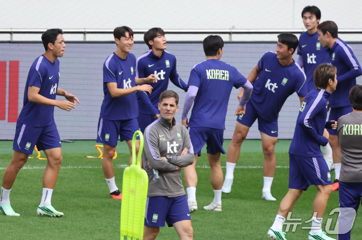 (서울=뉴스1) 김진환 기자 = 로베르트 모레노 대한민국 축구대표팀 감독이 27일 서울 마포구 서울월드컵경기장에서 우루과이와의 평가전을 하루 앞두고 선수들 훈련을 지도하고 있다. …
