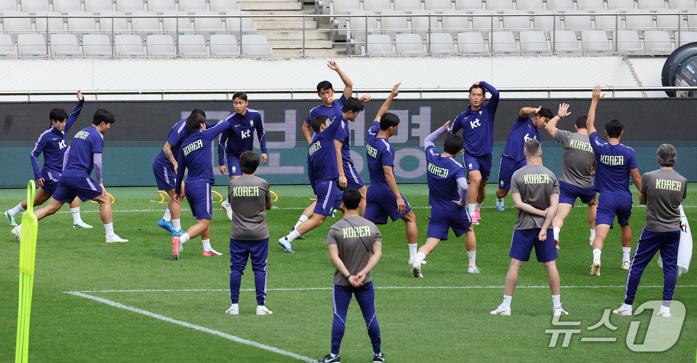 (서울=뉴스1) 김진환 기자 = 대한민국 축구대표팀 손흥민을 비롯한 선수들이 우루과이와의 평가전을 하루 앞둔 27일 서울 마포구 서울월드컵경기장에서 공식 훈련을 하고 있다. 202 …