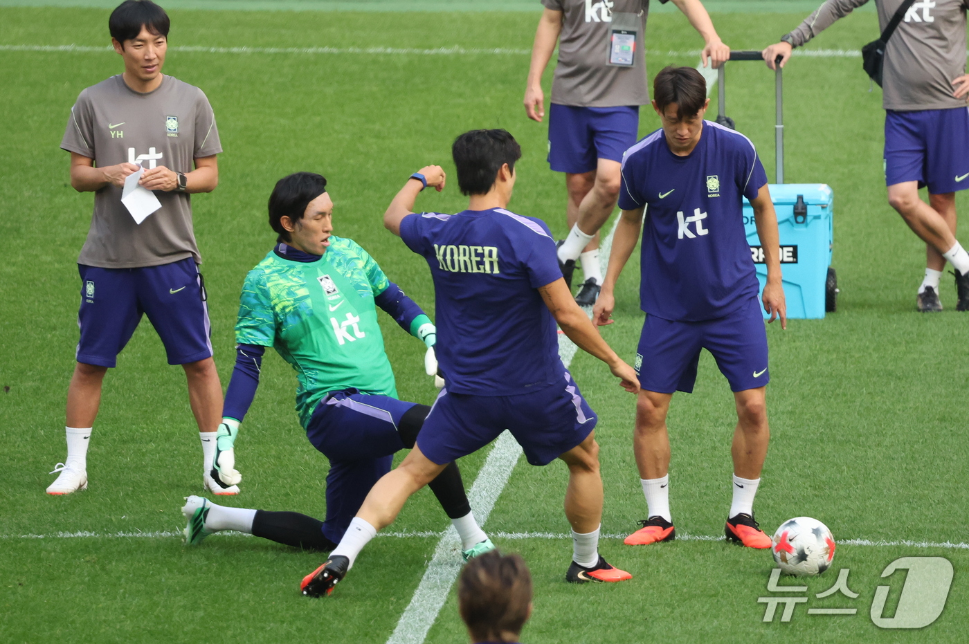 (서울=뉴스1) 김진환 기자 = 대한민국 축구대표팀 선수들이 우루과이와의 평가전을 하루 앞둔 27일 서울 마포구 서울월드컵경기장에서 공식 훈련을 하고 있다. 2026.9.27/뉴스 …