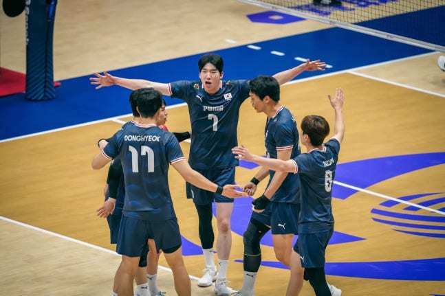 본문 이미지 - 아시안게임 첫 경기에서 승리한 남자 배구대표팀. (FIVB 제공. 재판매 및 DB 금지)