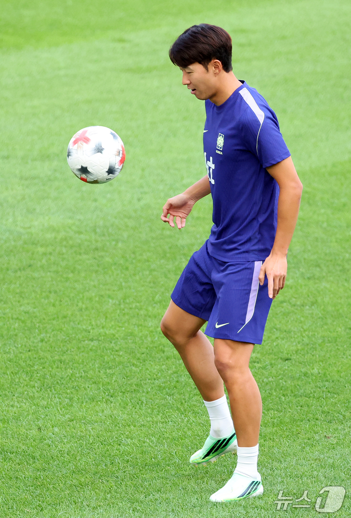 (서울=뉴스1) 김진환 기자 = 대한민국 축구대표팀 손흥민이 우루과이와의 평가전을 하루 앞둔 27일 서울 마포구 서울월드컵경기장에서 공식 훈련을 하고 있다. 2026.9.27/뉴스 …