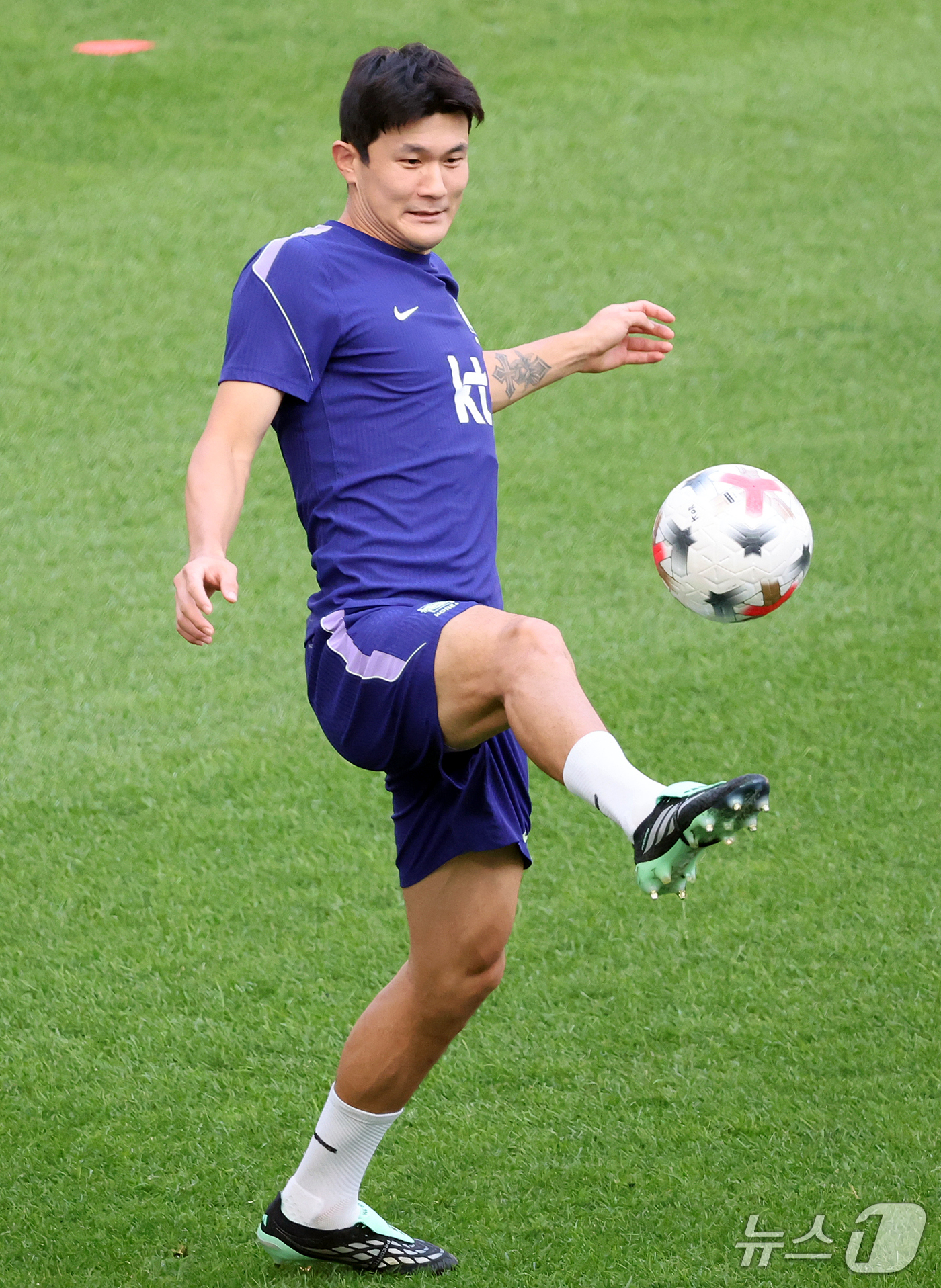 (서울=뉴스1) 김진환 기자 = 대한민국 축구대표팀 김민재가 우루과이와의 평가전을 하루 앞둔 27일 서울 마포구 서울월드컵경기장에서 공식 훈련을 하고 있다. 2026.9.27/뉴스 …