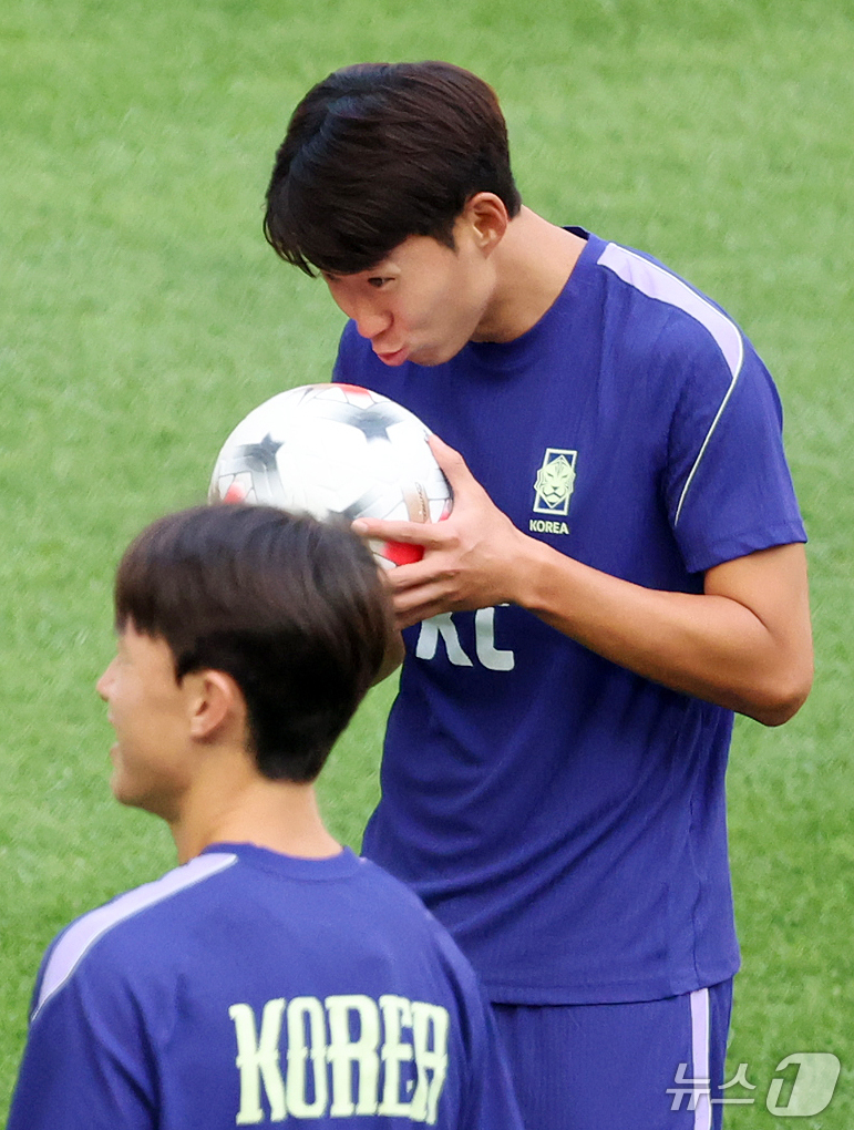 (서울=뉴스1) 김진환 기자 = 대한민국 축구대표팀 손흥민이 우루과이와의 평가전을 하루 앞둔 27일 서울 마포구 서울월드컵경기장에서 공식 훈련을 하고 있다. 2026.9.27/뉴스 …