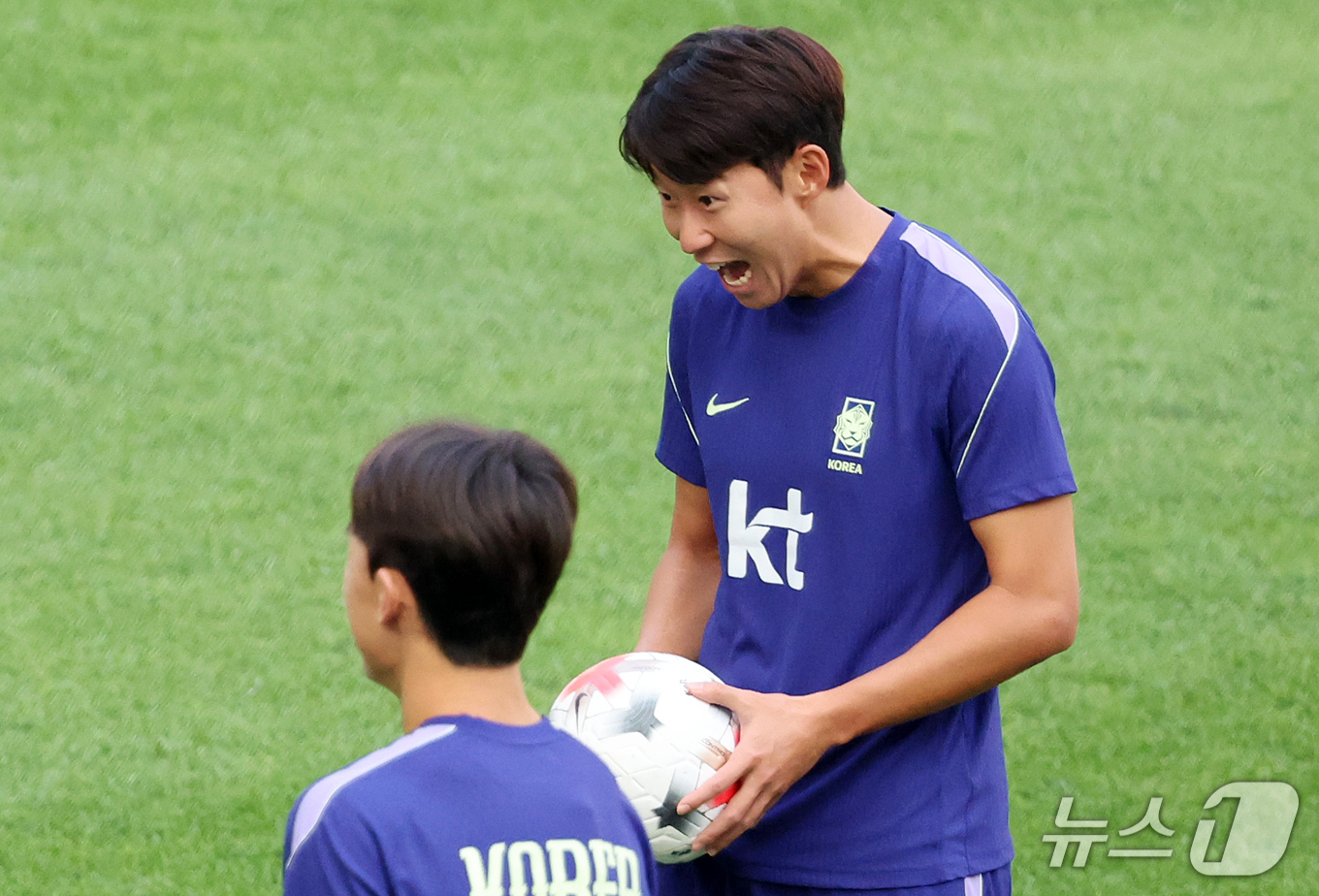 (서울=뉴스1) 김진환 기자 = 대한민국 축구대표팀 손흥민이 우루과이와의 평가전을 하루 앞둔 27일 서울 마포구 서울월드컵경기장에서 공식 훈련을 하고 있다. 2026.9.27/뉴스 …