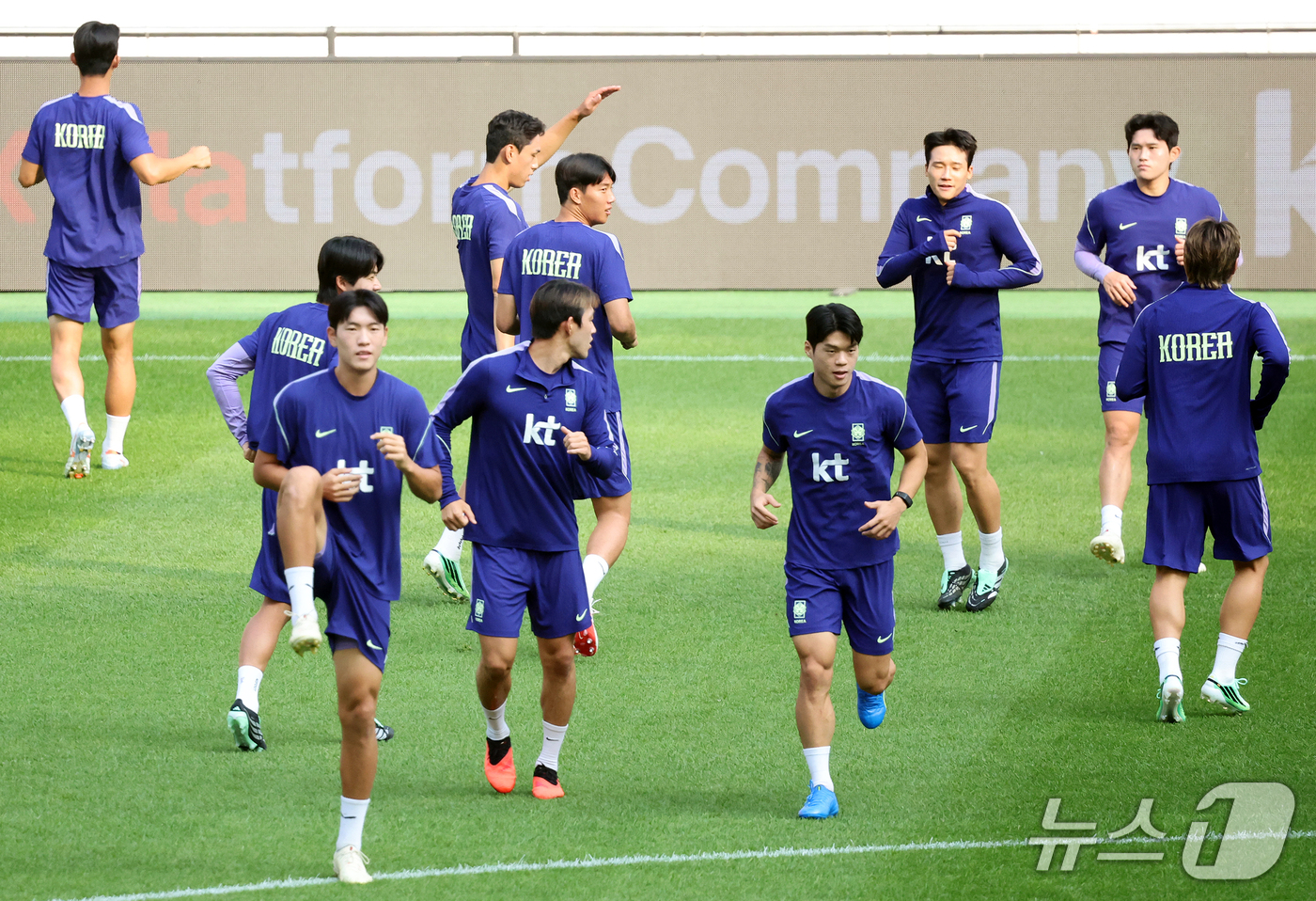 (서울=뉴스1) 김진환 기자 = 대한민국 축구대표팀 선수들이 우루과이와의 평가전을 하루 앞둔 27일 서울 마포구 서울월드컵경기장에서 공식 훈련을 하고 있다. 2026.9.27/뉴스 …