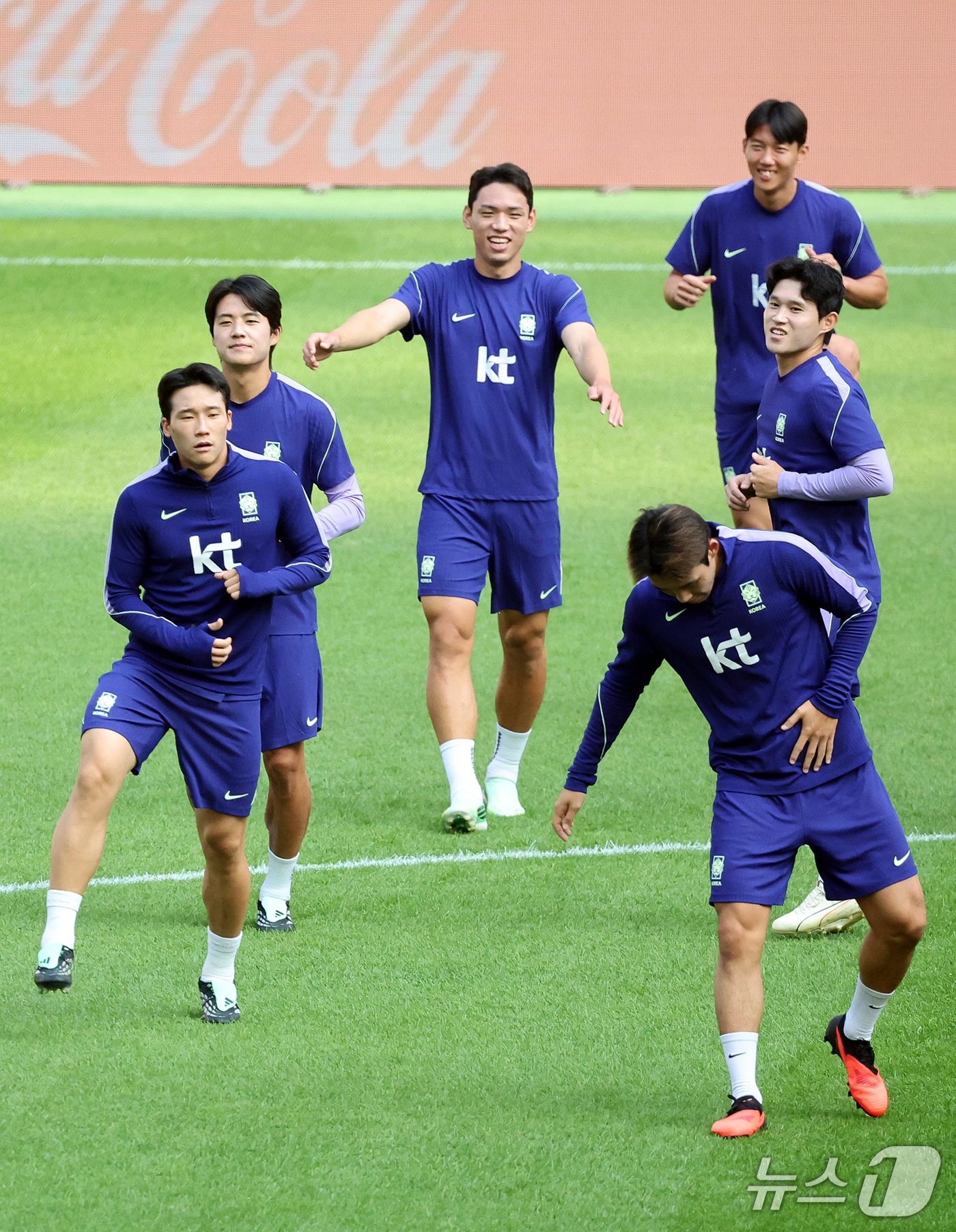 (서울=뉴스1) 김진환 기자 = 대한민국 축구대표팀 선수들이 우루과이와의 평가전을 하루 앞둔 27일 서울 마포구 서울월드컵경기장에서 공식 훈련을 하고 있다. 2026.9.27/뉴스 …