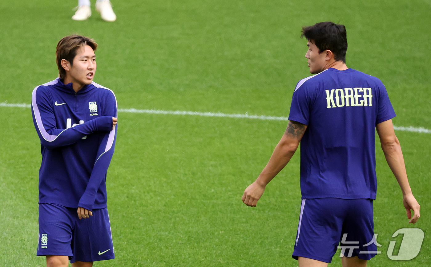 (서울=뉴스1) 김진환 기자 = 대한민국 축구대표팀 이강인과 김민재(오른쪽)가 우루과이와의 평가전을 하루 앞둔 27일 서울 마포구 서울월드컵경기장에서 공식 훈련 중 대화를 나누고 …