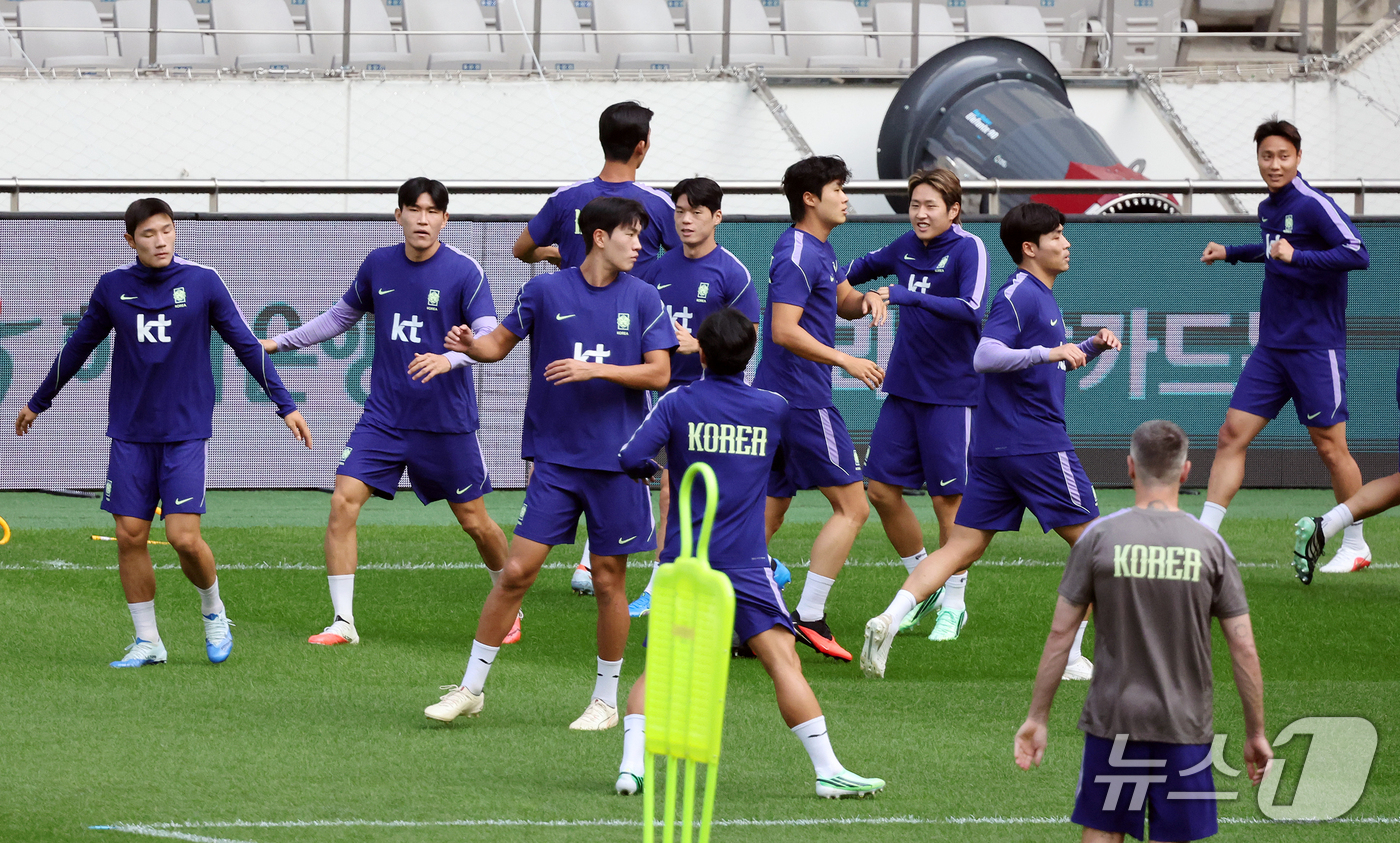 (서울=뉴스1) 김진환 기자 = 대한민국 축구대표팀 선수들이 우루과이와의 평가전을 하루 앞둔 27일 서울 마포구 서울월드컵경기장에서 공식 훈련을 하고 있다. 2026.9.27/뉴스 …