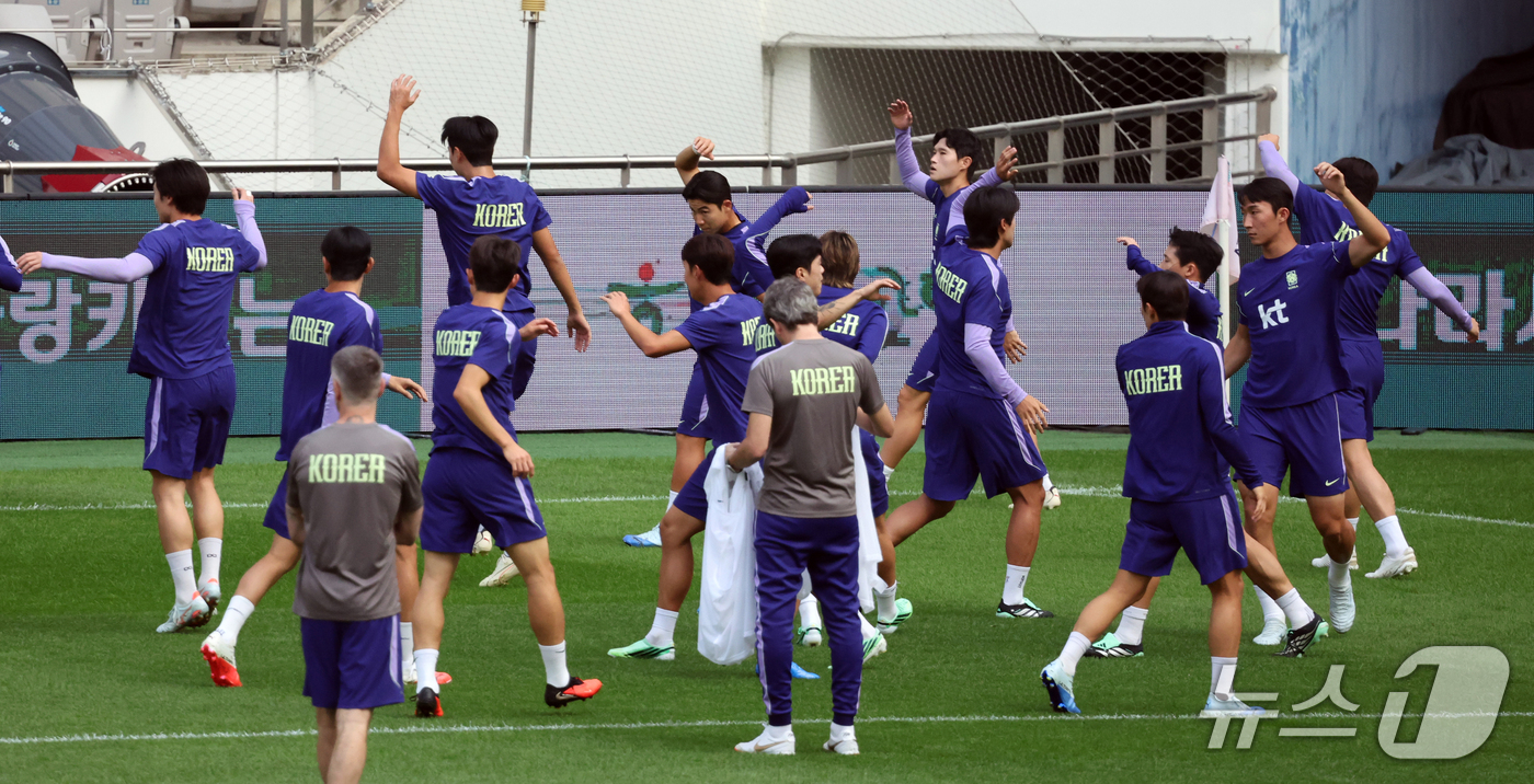 (서울=뉴스1) 김진환 기자 = 대한민국 축구대표팀 선수들이 우루과이와의 평가전을 하루 앞둔 27일 서울 마포구 서울월드컵경기장에서 공식 훈련을 하고 있다. 2026.9.27/뉴스 …