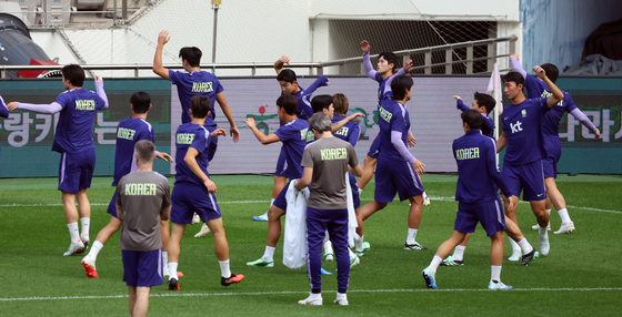 스트레칭으로 몸 푸는 대한민국 축구대표팀