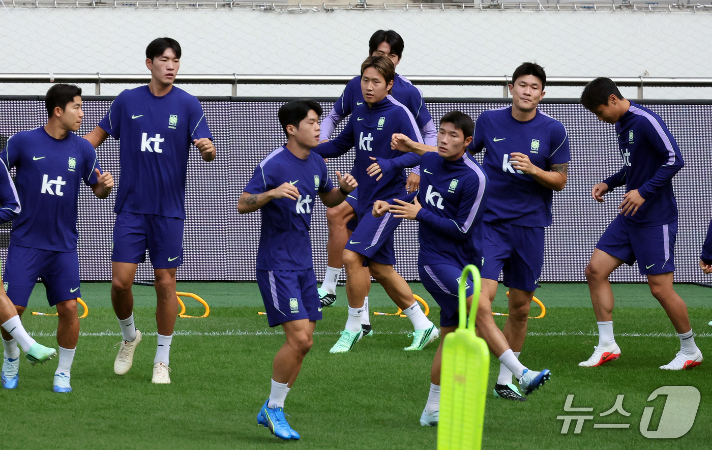(서울=뉴스1) 김진환 기자 = 대한민국 축구대표팀 선수들이 우루과이와의 평가전을 하루 앞둔 27일 서울 마포구 서울월드컵경기장에서 공식 훈련을 하고 있다. 2026.9.27/뉴스 …