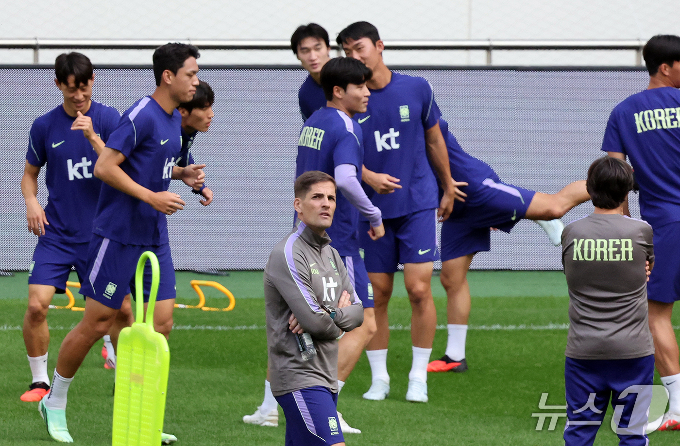 (서울=뉴스1) 김진환 기자 = 로베르토 모레노 대한민국 축구대표팀 감독이 우루과이와의 평가전을 하루 앞둔 27일 서울 마포구 서울월드컵경기장에서 선수들의 훈련을 지켜보고 있다. …