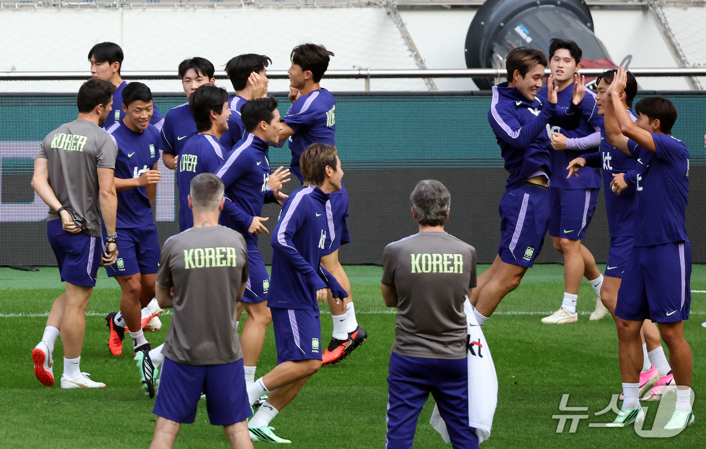 (서울=뉴스1) 김진환 기자 = 대한민국 축구대표팀 선수들이 우루과이와의 평가전을 하루 앞둔 27일 서울 마포구 서울월드컵경기장에서 공식 훈련을 하고 있다. 2026.9.27/뉴스 …