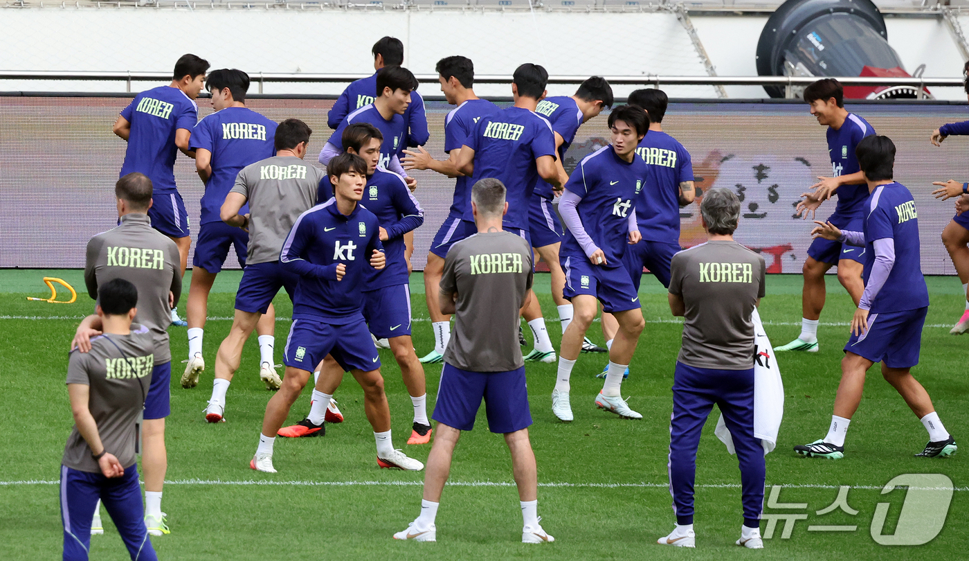 (서울=뉴스1) 김진환 기자 = 대한민국 축구대표팀 선수들이 우루과이와의 평가전을 하루 앞둔 27일 서울 마포구 서울월드컵경기장에서 공식 훈련을 하고 있다. 2026.9.27/뉴스 …