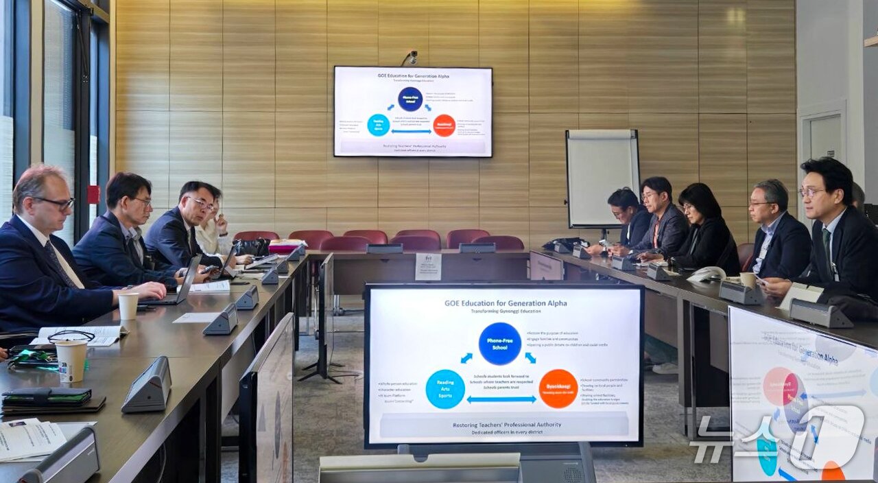 본문 이미지 -  안민석 경기교육감이 프랑스 파리 경제협력개발기구(OECD) 교육기술국을 방문해 경기교육 핵심 정책을 설명하고 글로벌 교육 협력 방안을 논의하고 있다. (경기도교육청 제공)