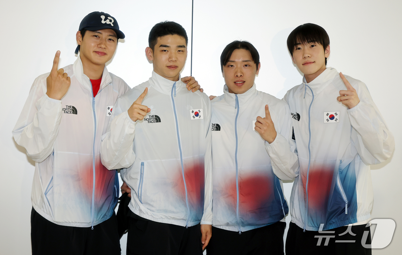 (서울=뉴스1) 김진환 기자 = 2026 아이치·나고야 아시안게임 남자 사브르 단체전에서 금메달을 획득하며 4연패의 위업을 달성한 대한민국 펜싱 남자 국가대표 선수단의 오상욱(왼쪽 …