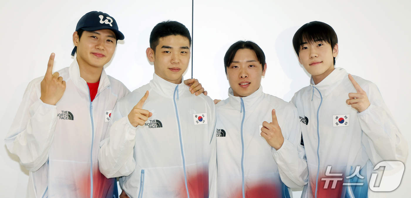 (서울=뉴스1) 김진환 기자 = 2026 아이치·나고야 아시안게임 남자 사브르 단체전에서 금메달을 획득하며 4연패의 위업을 달성한 대한민국 펜싱 남자 국가대표 선수단의 오상욱(왼쪽 …
